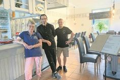 Alexandra und Torsten Wegner und ihr langjähriger Mitarbeiter Jens Blohm (v. lks.) sorgen mit viel Herzblut und gastronomischer Erfahrung für vielfältige Gaumenfreuden und Urlaubsflair.