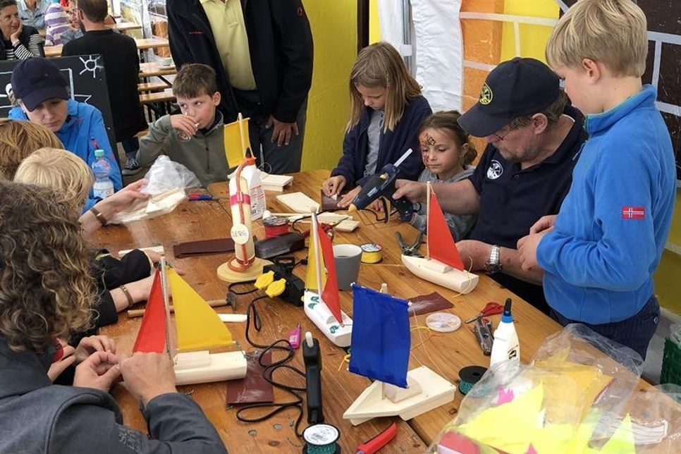 Katamaran oder Segelboot: Schwimmtrainer Heiko Nellies half den kleinen Bootsbauern geduldig beim Zusammenbauen.
