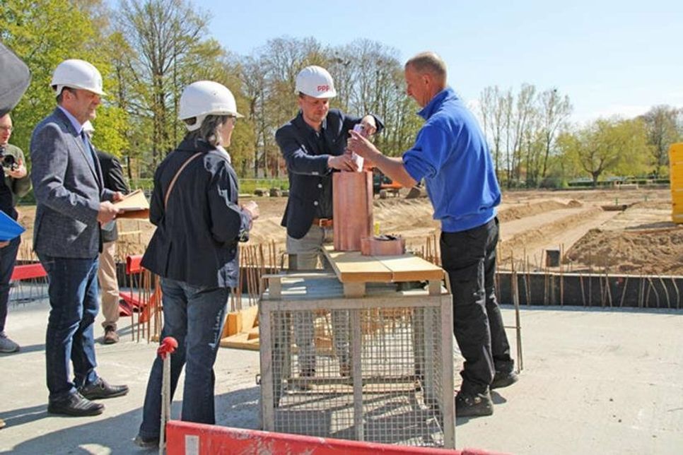 Zeit für ein historisches Experiment: Die „Zeitkapsel“ wird mit aktuellen Zeitdokumenten befüllt