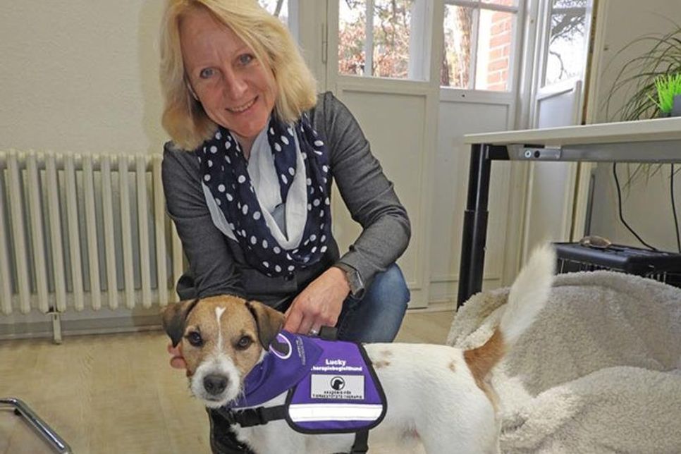 Ein eingespieltes Team: Lucky (im Therapiebegleithund-Dress) und Schulleiterin Tanja Dietrich.