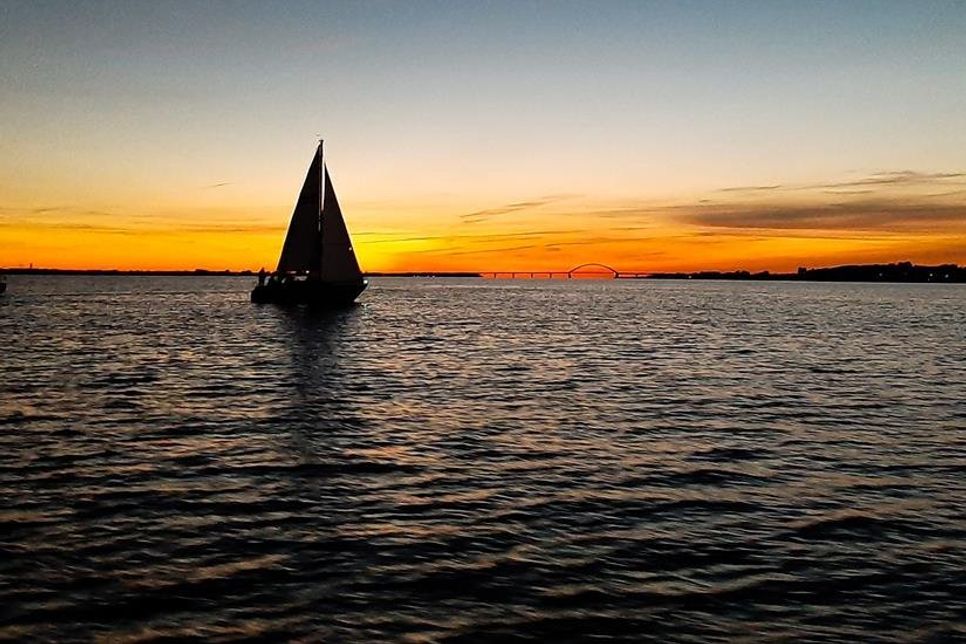Zwei Regattaschiffe kreuzen am Wind zur Wendeboje vor der Fehmarnsundbrücke. Dieses einzigartige Foto von der Abendregatta des Burger Seglervereins hat uns Silke Steen geschickt.