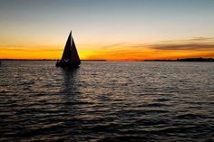 Zwei Regattaschiffe kreuzen am Wind zur Wendeboje vor der Fehmarnsundbrücke. Dieses einzigartige Foto von der Abendregatta des Burger Seglervereins hat uns Silke Steen geschickt.
