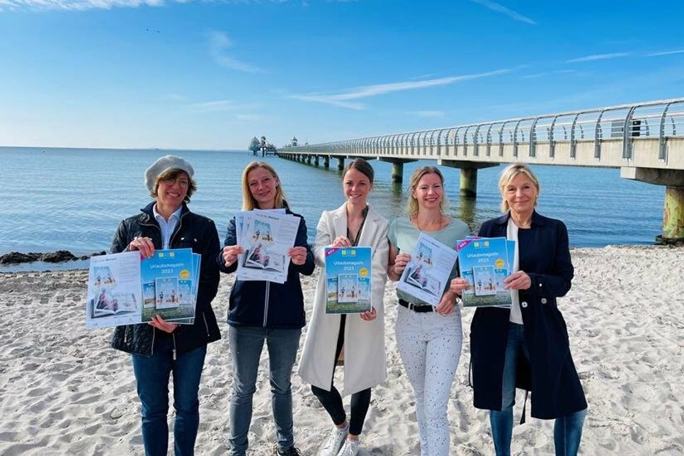 V. lks.: Heike Börries (Dahme), Sina Puck (Kellenhusen), Jacqueline Schumacher (Grömitz), Svenja Muchow (Herausgeberin, Druckerei aus Neustadt) und Elgin Zühlke (Grube).