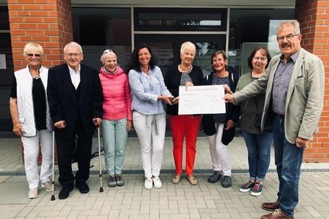 Moni Ort (Kultureller Freundeskreis), Lothar Frehse (Fischerei-Verein), Gudrun Peters (Ostseesport-Verein), Bettina Schäfer (Bürgermeisterin), Gisela Pahlke (Dorfvorstand), Carmen Rönfeldt (Kultureller Freundeskreis), Andrea Grose (Dorfvorstand), Helmut Kurth (Dorfvorsteher) (v. lks.).