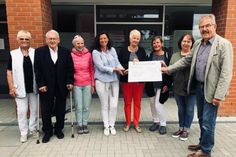 Moni Ort (Kultureller Freundeskreis), Lothar Frehse (Fischerei-Verein), Gudrun Peters (Ostseesport-Verein), Bettina Schäfer (Bürgermeisterin), Gisela Pahlke (Dorfvorstand), Carmen Rönfeldt (Kultureller Freundeskreis), Andrea Grose (Dorfvorstand), Helmut Kurth (Dorfvorsteher) (v. lks.).