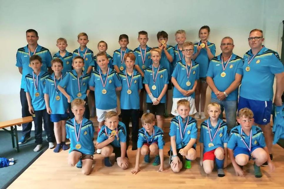 Erfolgreiche Saison der E-Jugend des SC Cismar. Nachdem die D-Jugend schon Meister in ihrer Klasse ist, erlangten beide E-Jugendmannschaften des SC Cismar ebenfalls den Meistertitel in ihren Klassen. Bei einer Feier in der Hall of Sports bekamen die Jungs die Meistermedaillen in Person vom 1. Vorsitzenden Andreas Hagen überreicht. Zu diesem feierlichen Moment gab es einheitliche Poloshirts. Die Mannschaft bedankt sich bei allen Eltern, Sponsoren und Förderern. Ein spezieller Dank geht an Enrico Treutler für die Verpflegung. (red)