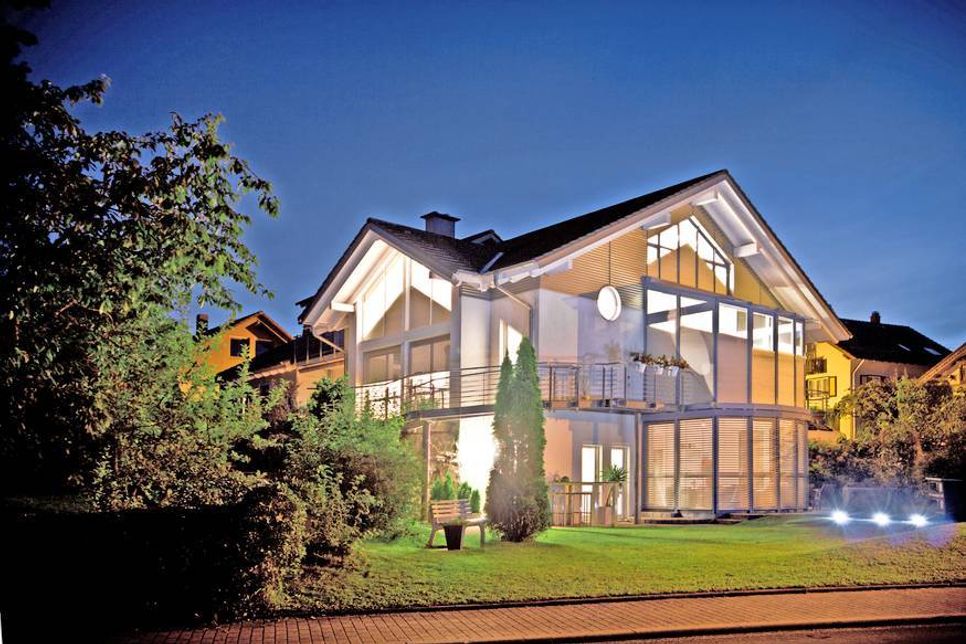 In der dunklen Jahreszeit bieten Rollläden in heruntergelassenem Zustand nicht nur einen wirkungsvollen Sichtschutz vor neugierigen Blicken, sondern auch vor ungebetenen Gästen. (Foto: djd/Schanz Rollladensysteme)