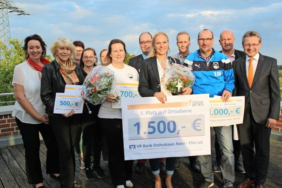 Die sechs erstplatzierten Vereine mit VR Bank-Vorstand Klaus Treimer (re.).
