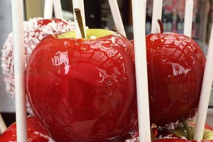 Wer es exotisch mag, kann den Apfel zusätzlich in Kokosflocken wälzen.