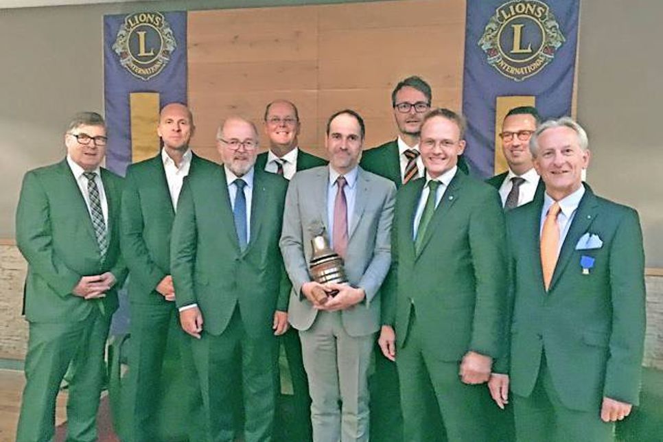 Der neue Vorstand des Lions Club Eutin mit (v.l.n.r) Manfred Meyer, Tim Kraushaar, Michael Koch, Stefan Sievert, Präsident Tim Hagemann, Mel Camelly, Dr. Bertram Illert, Oliver Nöring und Dieter Pfingsten.)