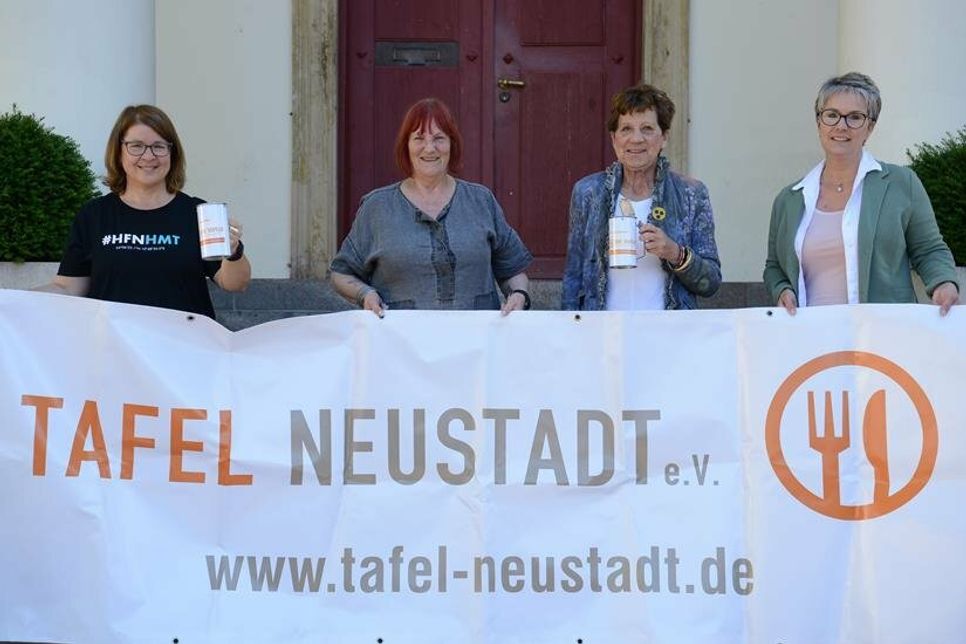 Andrea Brunhöber vom Stadtmarketing, Gabriela Nellies und Verena Treppe von der Tafel  sowie Kirsten Köhn vom Arbeitskreis Neustadt Card (v. lks.) bei der Spendenübergabe.