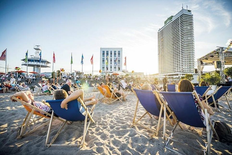 Kulturgenuss bei echtem Strand­feeling. Morgen öffnet die WEITE WELT im Ostseebad ihre Türen.