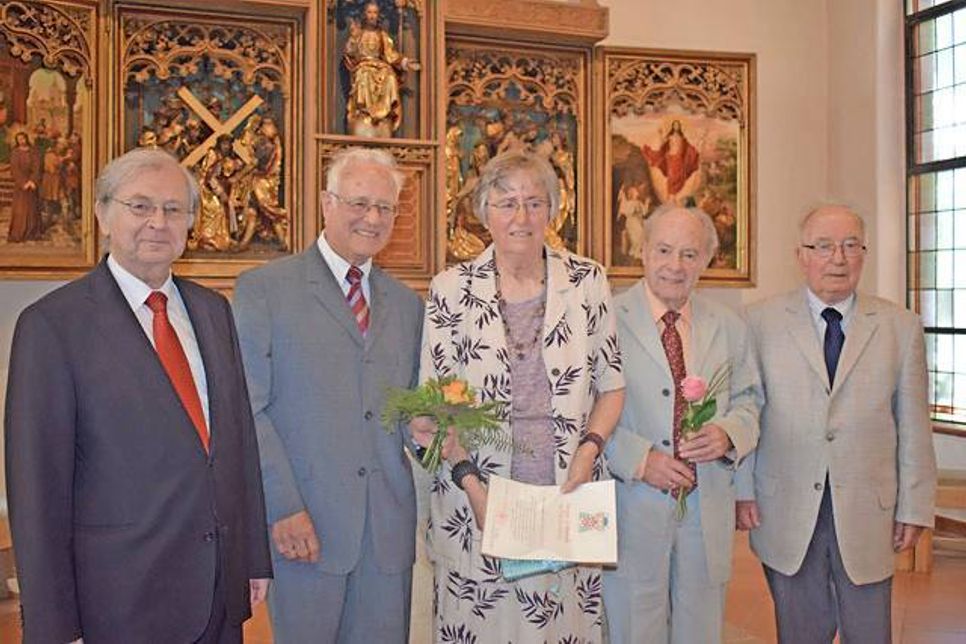 Propst Leo Sunderdiek (v.l.) überreichte Gerd und Amanda Huep, Hans-Jürgen Koeppen und Uwe Köhler die Ansgar-Urkunde des Erzbistums Hamburg für ihr langjähriges und vielseitiges Engagement für ihre Gemeinde.
