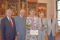 Propst Leo Sunderdiek (v.l.) überreichte Gerd und Amanda Huep, Hans-Jürgen Koeppen und Uwe Köhler die Ansgar-Urkunde des Erzbistums Hamburg für ihr langjähriges und vielseitiges Engagement für ihre Gemeinde.