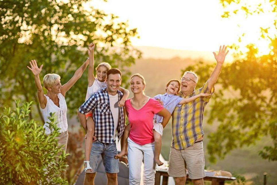 Gut versorgt in jedem Alter: In Sachen Gesundheit haben Groß und Klein oft ganz unterschiedliche  Bedürfnisse. Foto: djd/Linda AG/luckybusiness-Fotolia