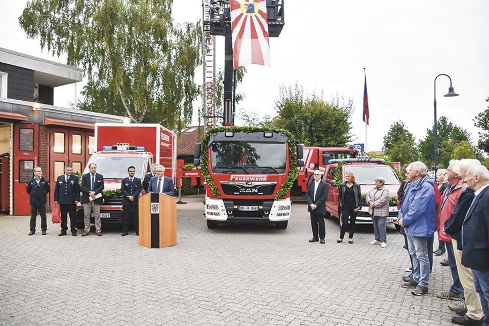 Bürgermeister Volker Owerien während seiner Rede vor den drei neuen Feuerwehrfahrzeugen. (Fotos: René Kleinschmidt)