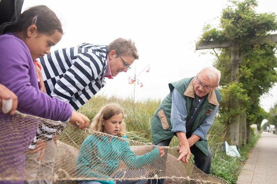 Ostseefischer Lothar Frehse nimmt Interessierte mit auf den Fischerei-Erkundungspfad. (Foto: www.luebecker-bucht-ostsee.de)