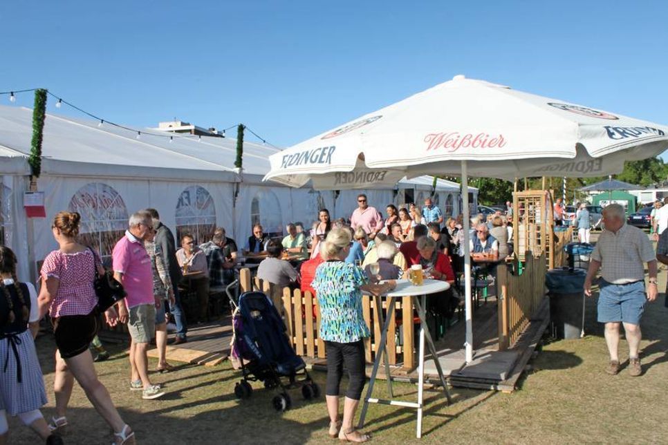 Bei Sommerwetter lockte neben dem Festzelt auch der Freiluft-Biergarten.