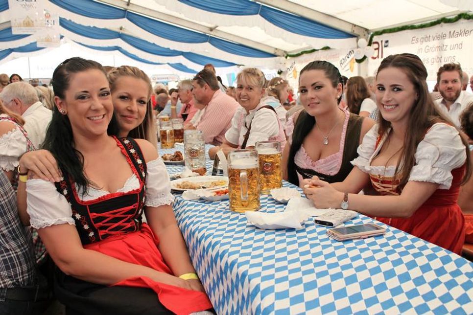 Mit Dirndl zog es die „bayrischen Mädels“ auf das Volksfest.