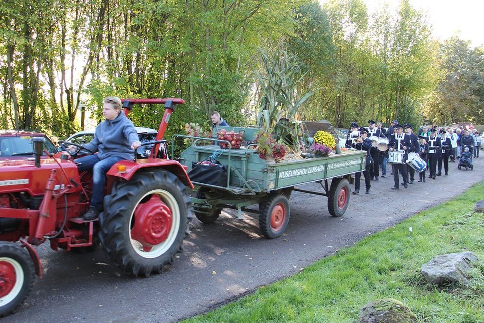 Mit dem bunt geschmückten Erntewagen und dem Fanfarenzug Schönwalde zogen die Gottesdienstbesucher auf den Museumshof ein.
