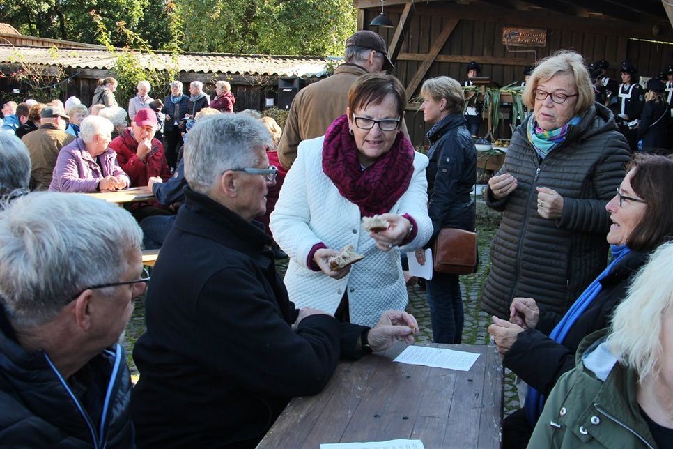 Nach der Segnung wurde das Brot geteilt.