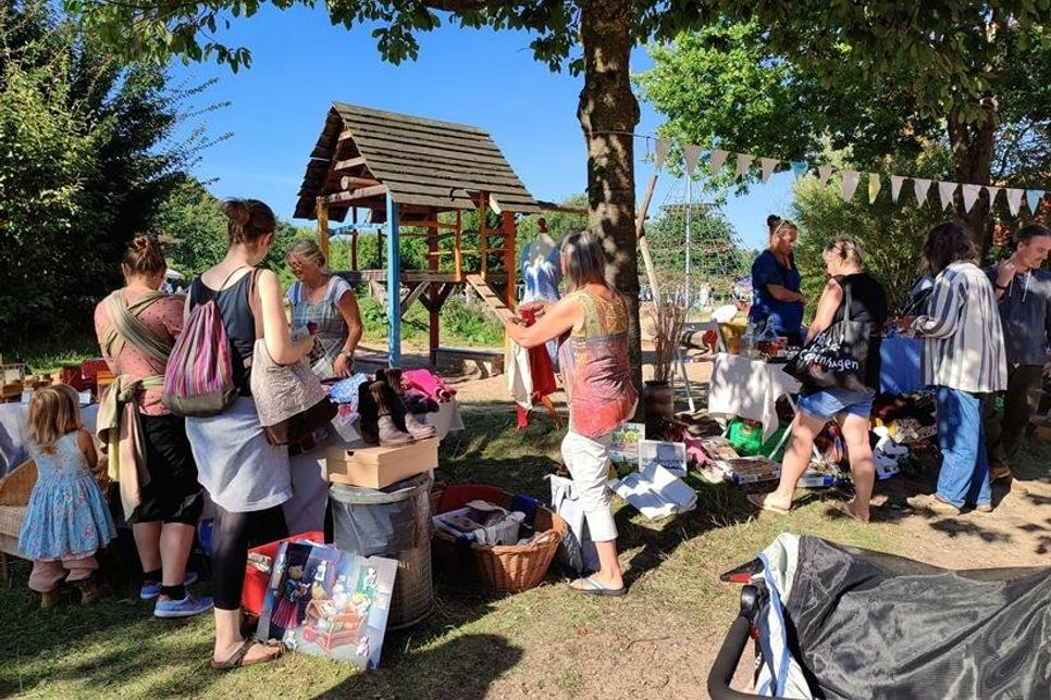 Beim Flohmarkt wurde kräftig gehandelt und gefeilscht.