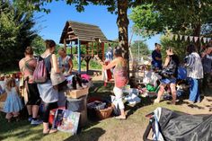 Beim Flohmarkt wurde kräftig gehandelt und gefeilscht.