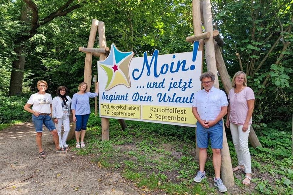 Ein Teil des Vorstands des Tourismusvereins sowie Touristikleiter Raymond Kiesbye freuen sich über das neues Begrüßungsschild am Ortseingang.
