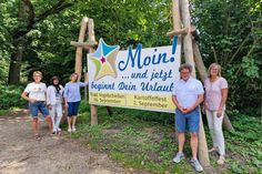 Ein Teil des Vorstands des Tourismusvereins sowie Touristikleiter Raymond Kiesbye freuen sich über das neues Begrüßungsschild am Ortseingang.
