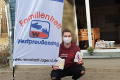 Praktikant Florian Blume von der Fachschule für Sozialpädagogik Lensahn verteilt “Wundertüten“ an interessierte Kinder.
