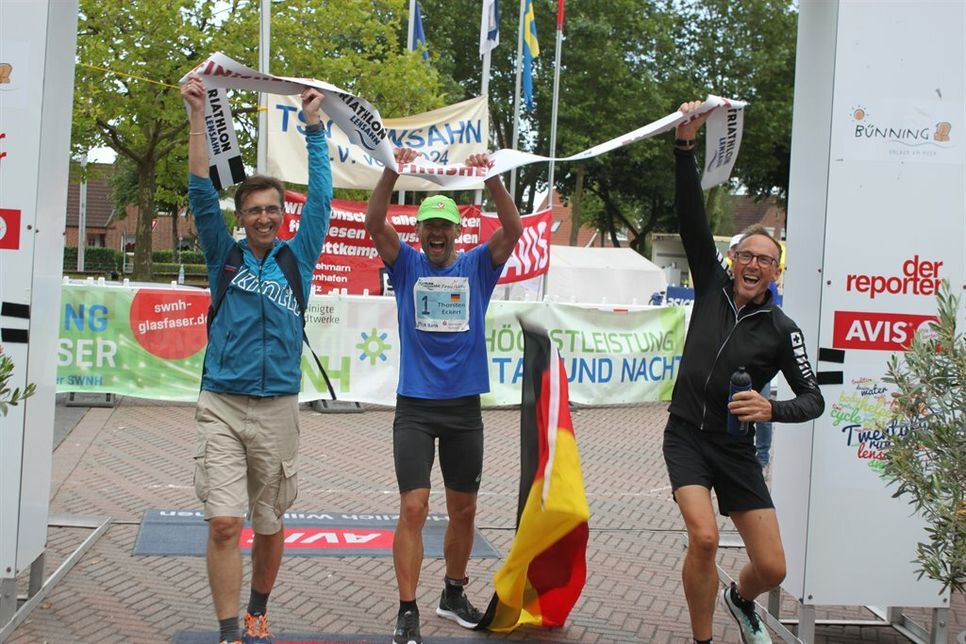 Zieleinlauf am Samstag. Thorsten Eckert (Mitte) wurde von seinem Team und dem Publikum gefeiert.