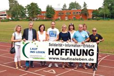 Schon weit vor den Sommerferien haben die ehrenamtlichen Helfer und Unterstützer um GaM-Sportlehrer Erhard Görlich (3.v.r.) begonnen, die Werbetrommel für die Benefizveranstaltung zu rühren. An diesem Samstag ist es nun soweit: Um 13 Uhr wird der „Lauf ins Leben“ in Bad Schwartau mit einer Ehrenrunde aller Betroffenen und aller Mannschaften gestartet. Foto: Archiv