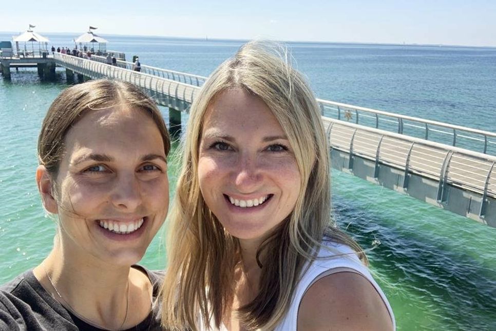 Die Ostsee-Perlen Kristina Kolbe (lks.) und Gesche Muchow sind zurück von ihrer großen Podcast-Sommertour und haben eine neue Folge im Gepäck.