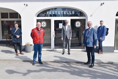 Kurdirektor Uwe Kirchhoff (von links), Matthias Rehberg (Johanniter-Unfall-Hilfe), Hoteldirektor Kay Plesse, Lübecks Stadtpräsident Klaus Puschaddel und LTM-Chef Christian Martin Lukas eröffneten die erste Corona-Teststelle in Travemünde.