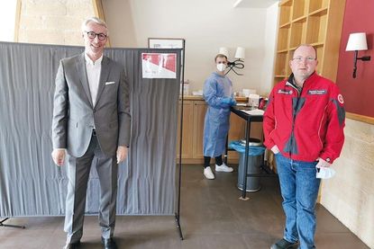 TLANTIC-Hoteldirektor Kay Plesse (links) und Matthias Rehberg, zuständiger Bereichsleiter beim Regionalverband Schleswig-Holstein Süd/Ost, vor einer „Testkabine“ im Atlantic Grand Hotel in Travemünde.