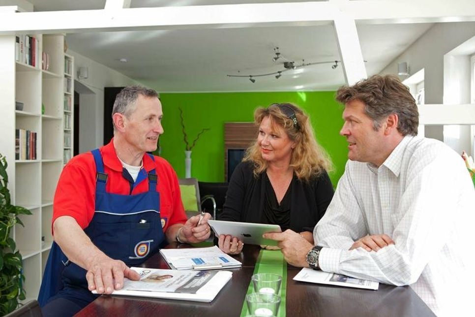 Welches regenerative Heizungssystem im Neubau und im Bestand jetzt das effizienteste ist und welche Fördermittel es dafür gibt, wissen am besten die Heizungsbauer vor Ort. Foto: DJD/Allianz Freie Wärme/ZVSHK