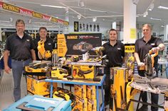 Das Janus-Fachmarktteam um Marktleiter Christian Markmann (lks.) mit den neuen Akkus.
