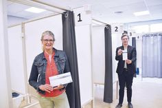 Center-Managerin Birgit Ruland führte André Rosinski, Vorstand der TALB, kurz vor der Eröffnung durch die Räumlichkeiten des neuen Schnelltest-Zentrums in der Ostsee-Therme.