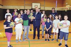 Gemeinsam mit seinem Kollegen Malte Nagursky (r.) und Schülern der Klasse 9d nahm Sportlehrer Jan Claußen die Bälle von Postbank-Gebietsleiter Michael Pöhls entgegen.  (Foto: Setje-Eilers)
