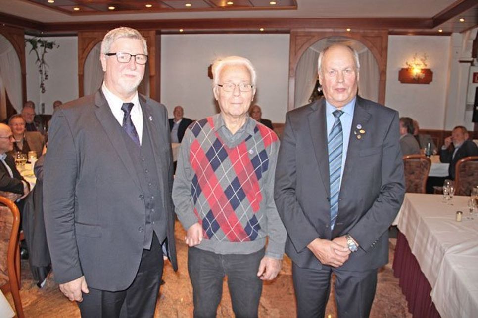 Ulrich Neuhaus und Hans-Adolf Jensen ehrten Sangesbruder Klaus Wittorf (Bildmitte) für 55 jährige Mitgliedschaft.