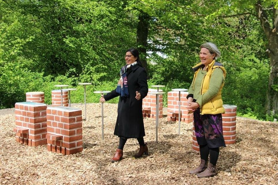 In nur fünf Tagen installierten Parul Modha (lks.) und Susanne Koch ihr Kunstwerk auf Gut Petersdorf.