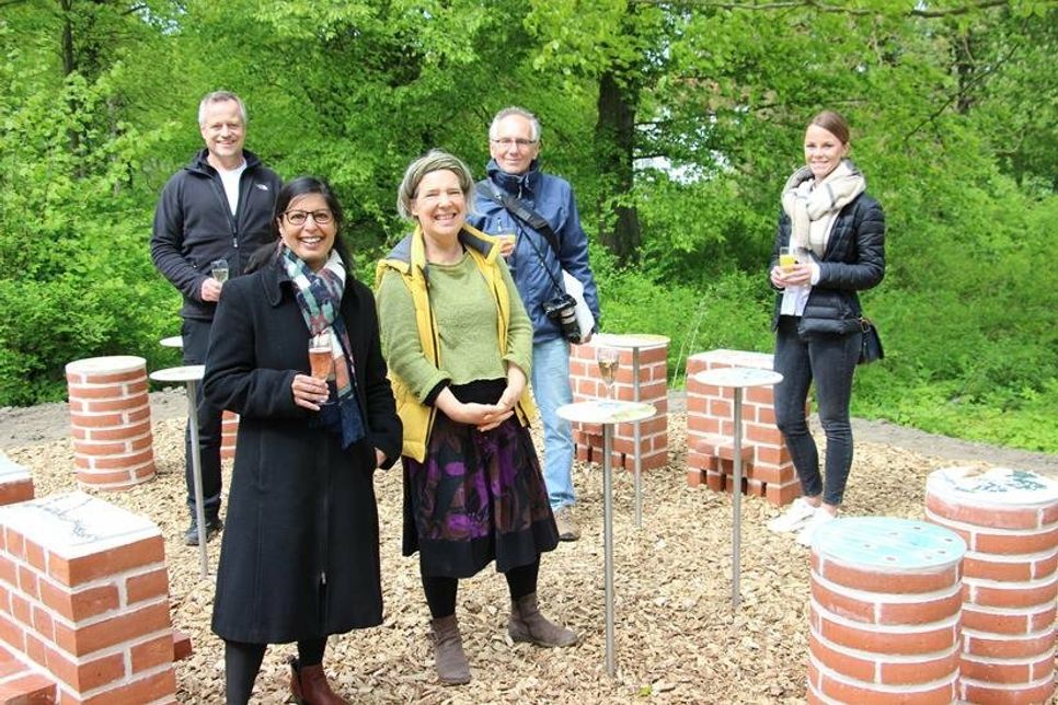 Die Künstlerinnen Parul Modha und Susanne Koch (vorn v. lks.) mit Projekt-Initiator Ekkehard Briese, Hans-Joachim Mocka (künstlerischer Leiter) und Jaqueline Felsmann vom Tourismus-Service Grömitz (v. lks.).