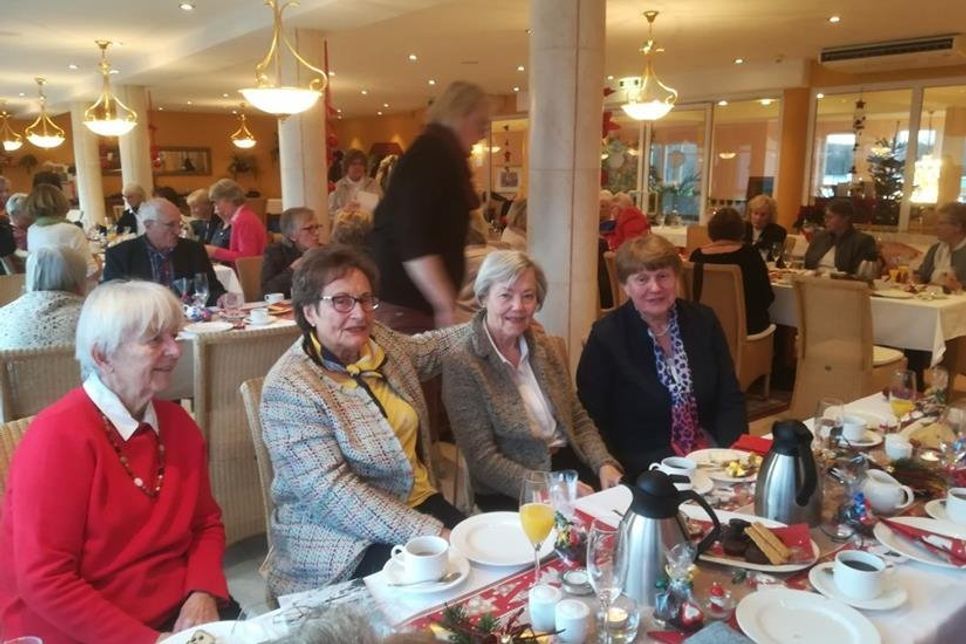Helga Clausen, Dörte Ehlers, Elke Danielzick, Elke Sommerlatt (vorne v. lks.).