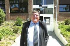 Nach zehn Jahren geht Carsten Ingwertsen-Martensen, der Leiter der Beruflichen Schulen des Kreises Ostholstein, zum 31. Juli in Ruhestand.