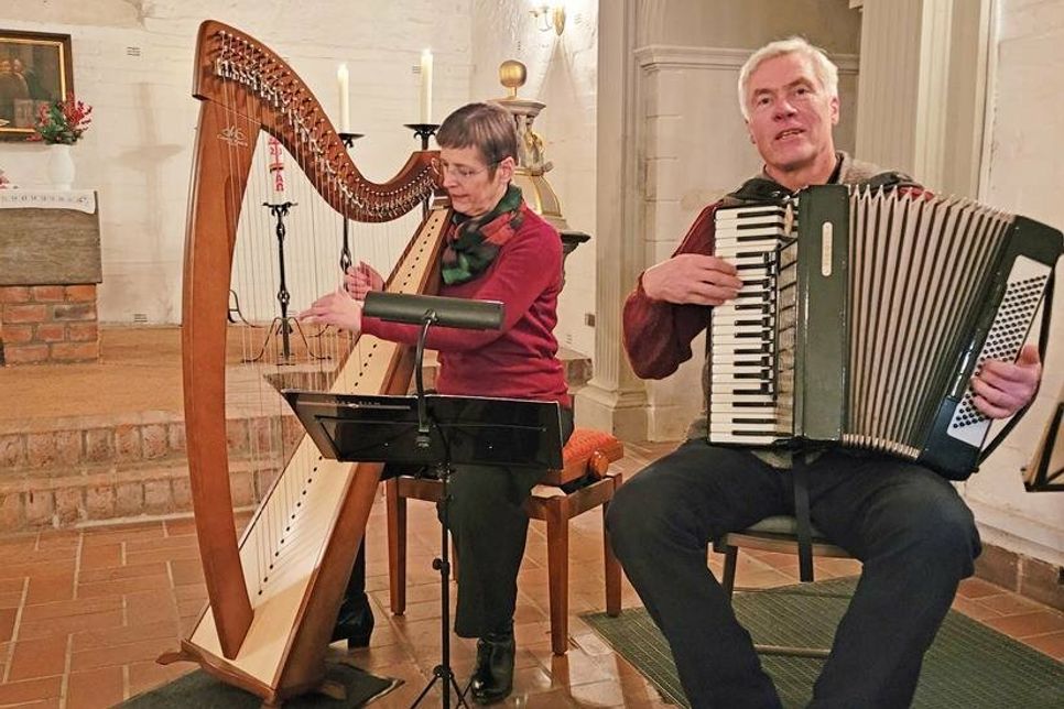 Verena Wittmann und Klaus Truberg gaben beim weihnachtlichen Nikolaussingen ihr Debüt als Duo und zeigten, was die Akustik der besonderen Kirche so draufhat.