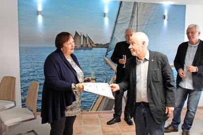 Bürgervorsteher Sönke Sela übergab Annette Schmitz ein Präsent der Stadt Neustadt.