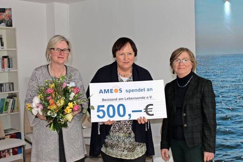 Koordinatorin Ute-Maria Bleicker, Vorsitzende Annette Schmitz und Direktorin der Pflege bei Ameos Theresia Kleikamp (v. lks.).