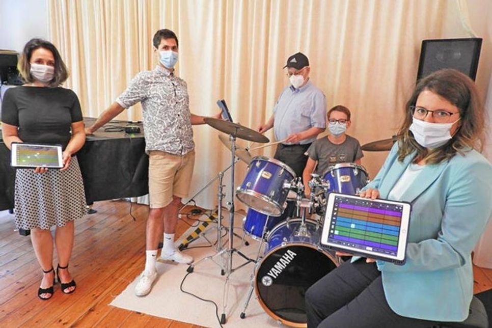 Anja Sierks-Pfaff, Jörg Schumacher und Petra Marcolin (re.) ließen sich von Jon Klein (2.v.li.) und seinem Schüler Jakob zeigen, wie die Ipads den Unterricht bereichern und erleichtern können.