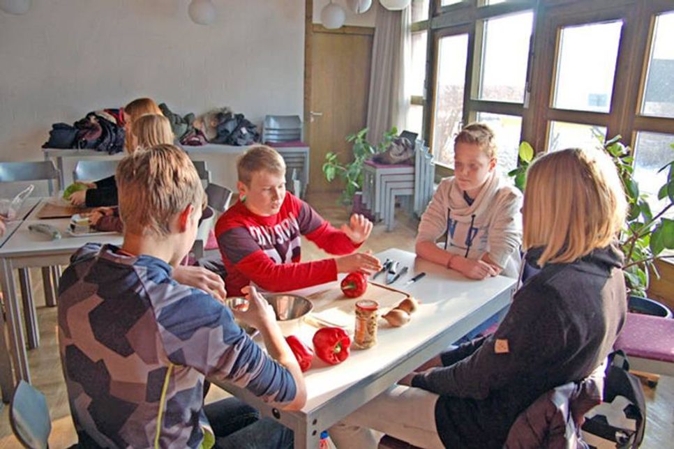 Man kann durchaus ein Diskussionsthema draus machen: Wie ist eine Paprika so zu zerteilen, dass die einzelnen Stücke in den Mund passen?