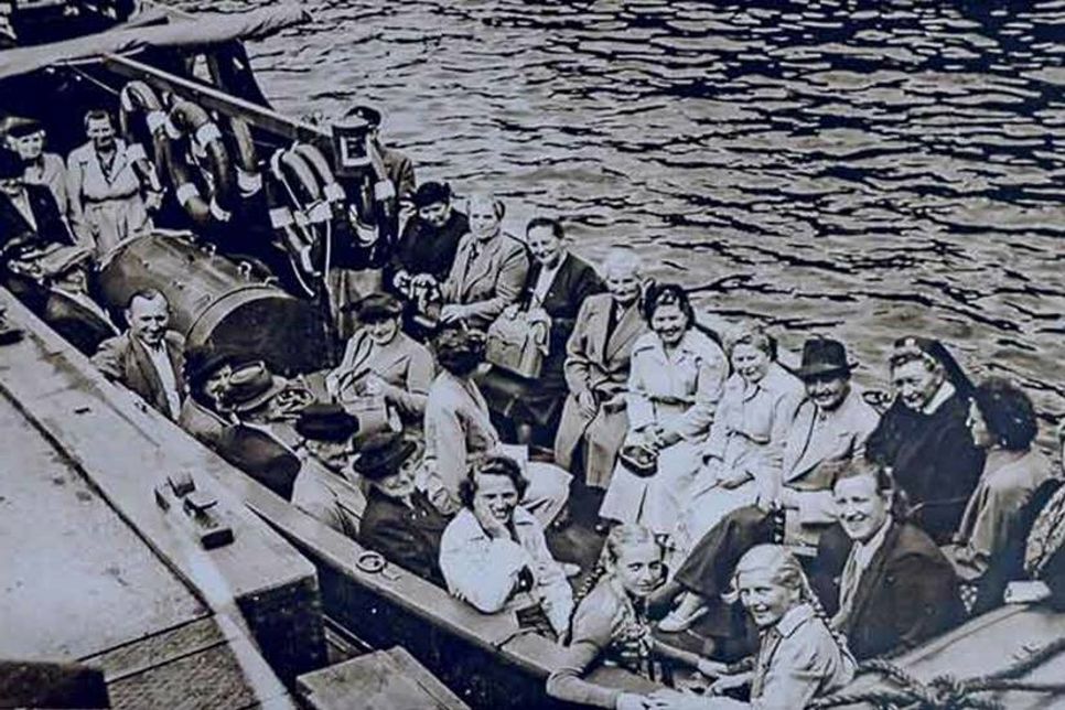 Die DRK-Damen genießen eine Hafenrundfahrt.